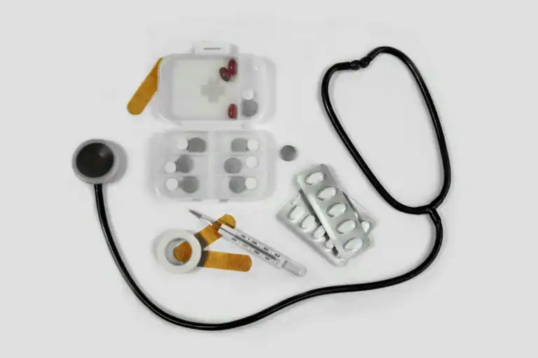 Découvrez le premier épisode de notre série sur la pharmacie vétérinaire équine : Prascend, Ventipulmin, Inflacam... Décryptage de 5 médicaments du cheval.