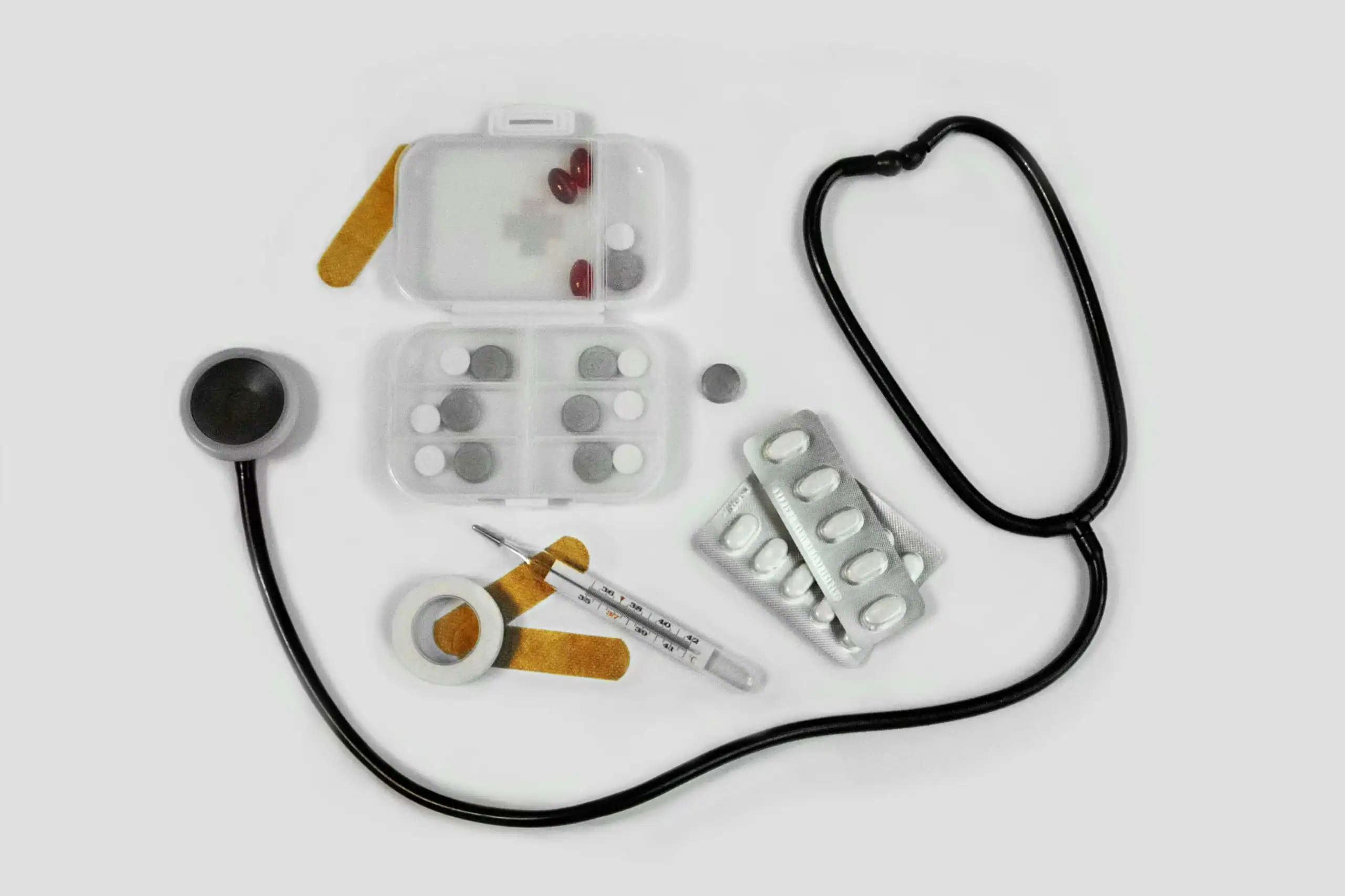 Découvrez le premier épisode de notre série sur la pharmacie vétérinaire équine : Prascend, Ventipulmin, Inflacam... Décryptage de 5 médicaments du cheval.