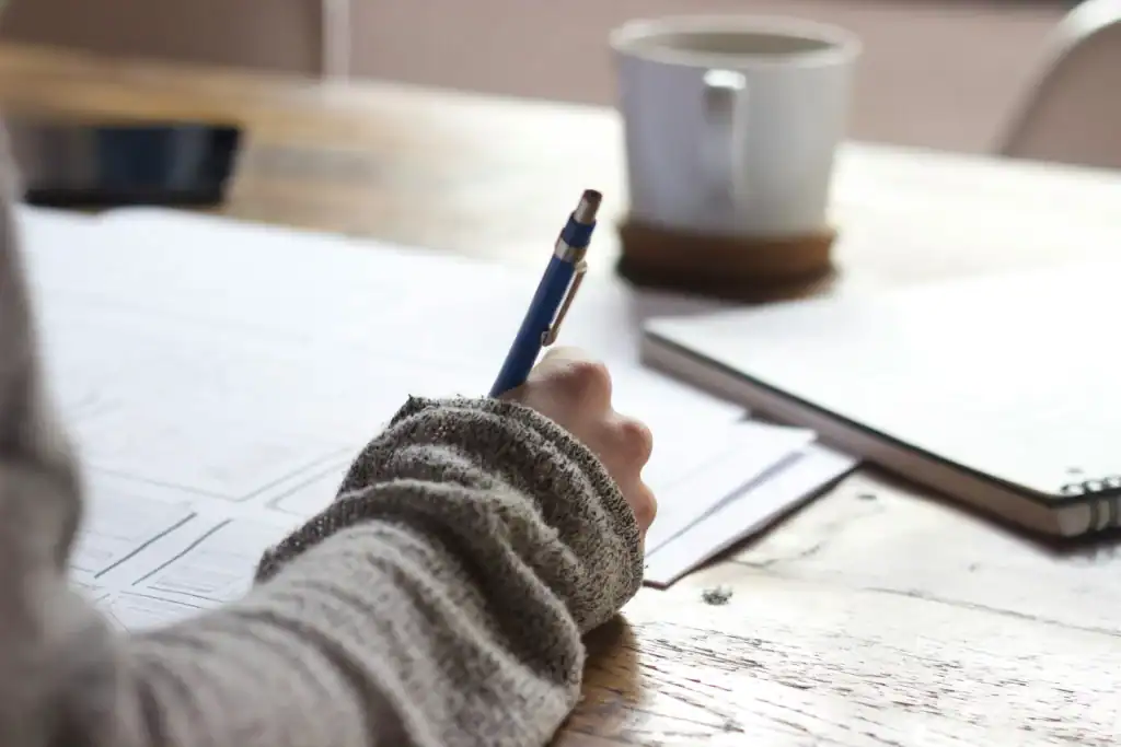 Formations certifiantes en ligne créées par IA, stages douteux... Découvrez nos conseils pour protéger votre portefeuille et garantir le vrai bien-être de votre cheval.